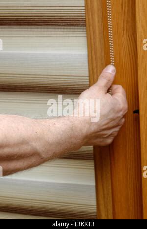 Window Blinds Installation 的图像结果