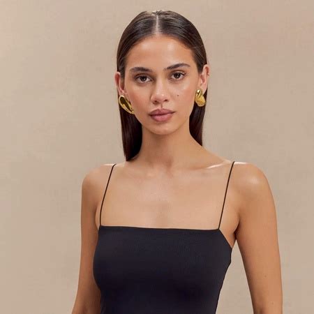 36 Neckline Styles & Styling Tips for Every Body Shape