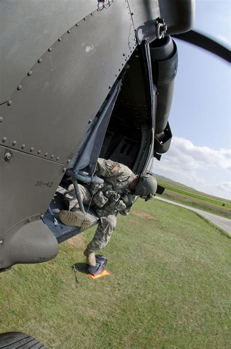 Multinational soldiers learn sling load operations | Article | The ...