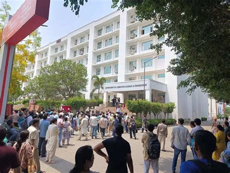 1-hr delay in starting JEE at Gharuan centre adds to students’ anxiety