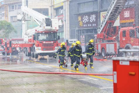 四川木里森林火灾：消防救援力量边供水边协助扑打火点|消防员|火点_新浪新闻