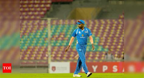 Fans invade pitch, go berserk after Hardik Pandya's blistering show ...