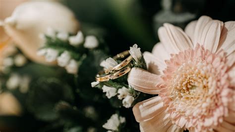 Download wallpaper 1920x1080 flowers, wedding rings, rings, bouquet ...