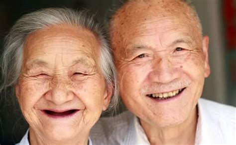 85岁中国老太太纹眉，贴面膜，穿艳服，硬是活成了18岁小姑娘