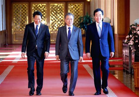 President Moon attends Cabinet meeting