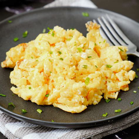 Creamy Air Fryer Scrambled Eggs Recipe (+Video) 🍳