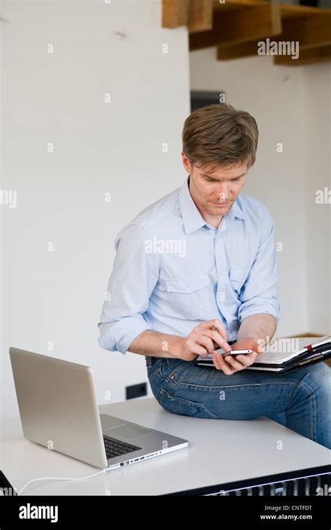 Businessman On Cell Phone 的图像结果