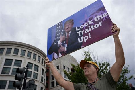 MAGA Senator Cornered on Trump’s Bizarre Wartime Truth Social Address