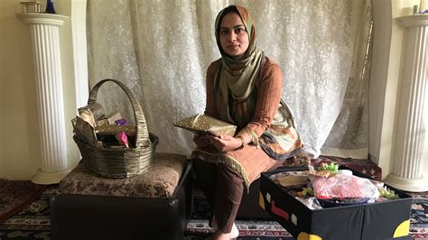 Decorating Dreams: A Young Female Kashmiri Entrepreneur | NewsClick
