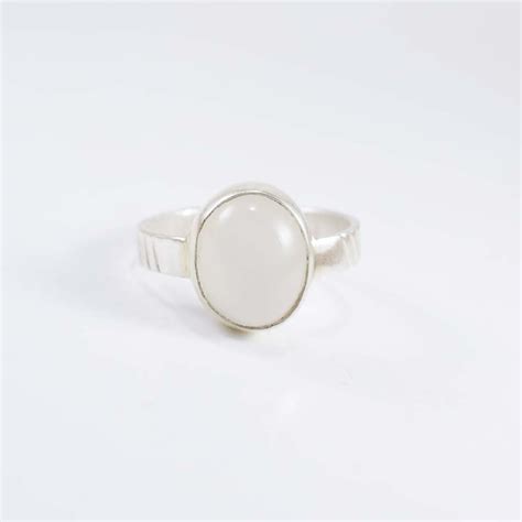कर्क राशि के लिए Moon Stone Ring - Pure Astrology