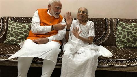 मां हीराबेन के साथ बेहद सादगी से पीएम मोदी ने मनाया जन्मदिन | See ...