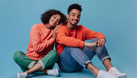 10 Sure Signs She Loves You - lifeberrys.com