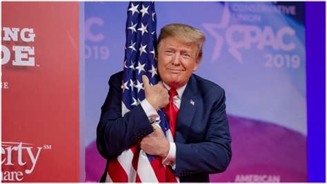 特朗普紧抱美国国旗：2020年大选，我将大获全胜！ | 汉风1918-汉唐归来-惟有中华