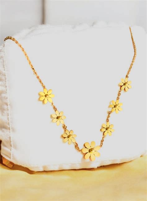18K Gold-Plated Daisy Flower Necklace – Glitzica