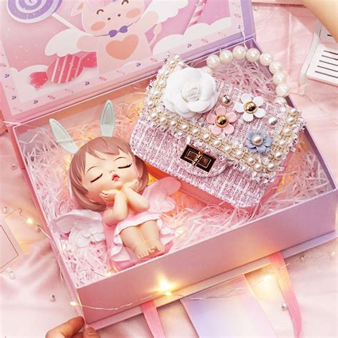 儿女送什么礼物好最新素材