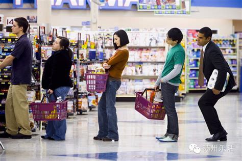 学生在超市排队等结账，结果全给免单了|界面新闻 · 中国