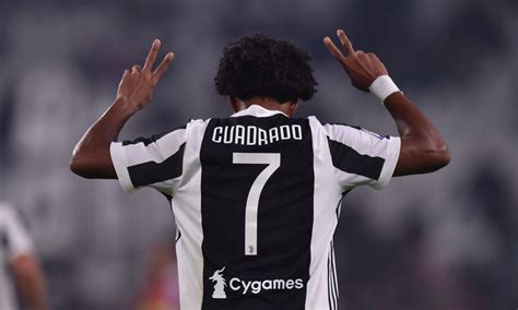 Cuadrado consegna la numero 7 a Ronaldo! FOTO | Ilbianconero.com