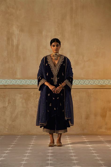 Navy Embroidered Mughal Yoke Kurta Set – Sureena Chowdhri