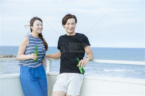 海边喝酒聊天的情侣高清图片下载-正版图片502034818-摄图网