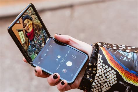 Samsung Galaxy Z Flip 'Glass' Display Doesn't Seem To Be More Durable ...