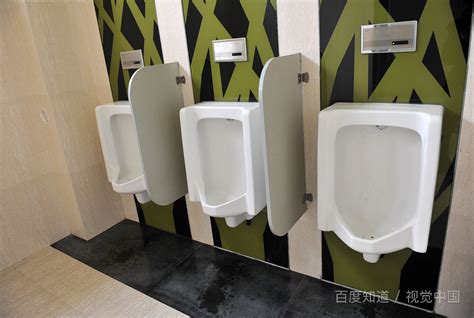 公共男厕所的白色小便池高清图片下载-正版图片502969441-摄图网