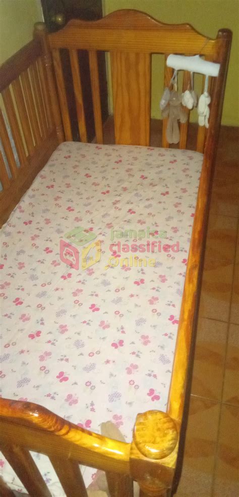 For Sale: Baby Crib, Mirror And Drawers - Spanish Town