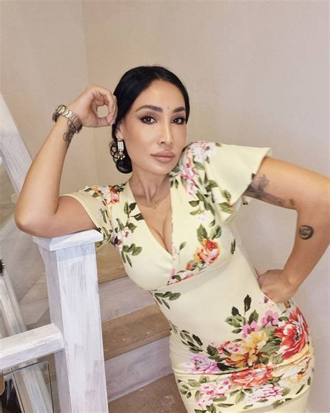 'Bigg Boss' fame Sofia Hayat topless Photo Goes Viral on Social Media ...