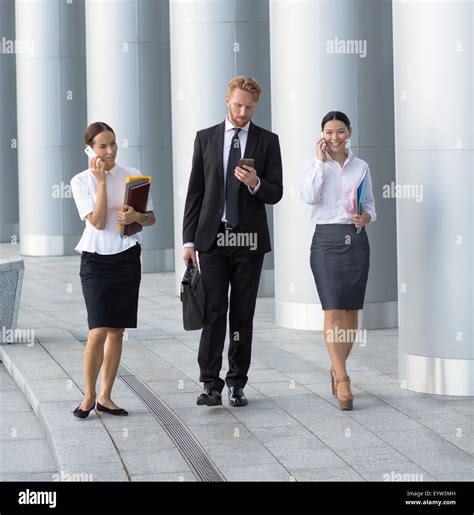Business People Walking On All Fours 的图像结果