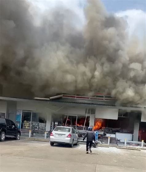 थाईलैंड-कंबोडिया जंग: मिसाइलों की मार से मलबे में तब्दील हो रहे बौद्ध ...