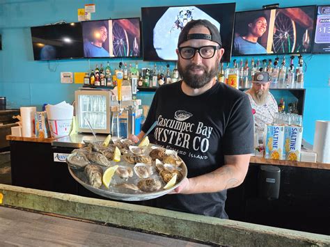 National Oyster Shucking Champion Teaches a Masterclass in Mollusks at ...