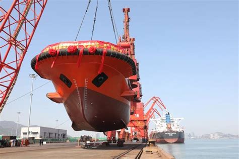 全国首艘纯电动拖轮在连云港港口顺利上水_江南时报