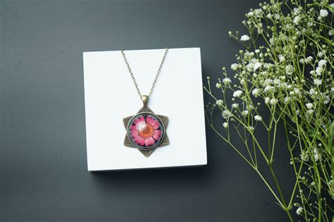 Antique Star Pendant with Pink Daisy Flower in Resin – UniQ Creation