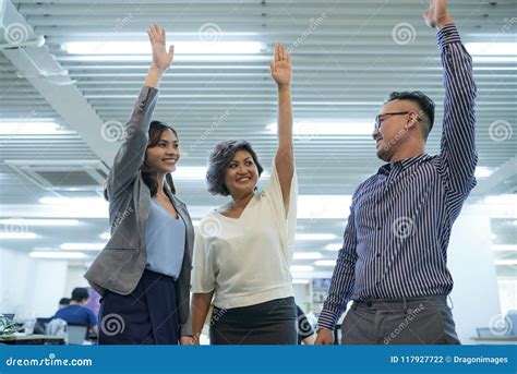 Excited Business People 的图像结果