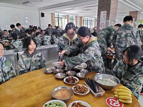 10月8日2022级高一新生军训吃饭篇-十连- 常州市第三中学