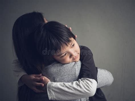 他的母亲在家拥抱的特写镜头哀伤的小男孩 库存照片. 图片 包括有 家庭, 童年, 安慰, 系列, 藏品 - 112173404