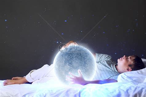晚上梦可爱的男孩月亮睡床上高清图片下载-正版图片300528255-摄图网