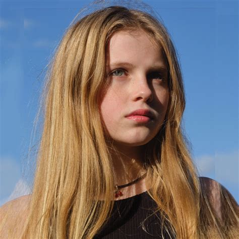 Alyla Browne | Actrices rubias, Estilo pop punk, Pelo precioso