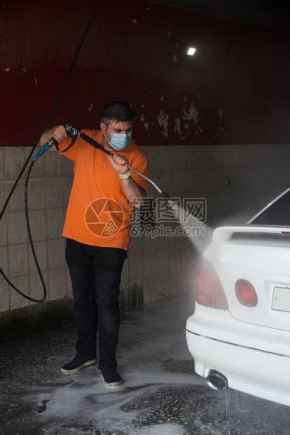 年轻人在洗车场用水洗一辆白色汽车高清图片下载-正版图片504362235-摄图网
