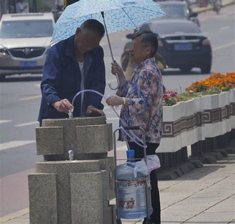 直饮水成取水点：市民拿桶排队接水 只因泉水太好喝__中国青年网