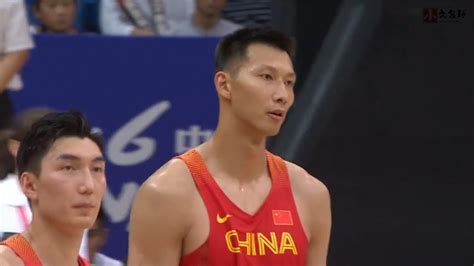 中国男篮VS法国，打球变打架，裁判根本拉不开，观众直接看懵了！