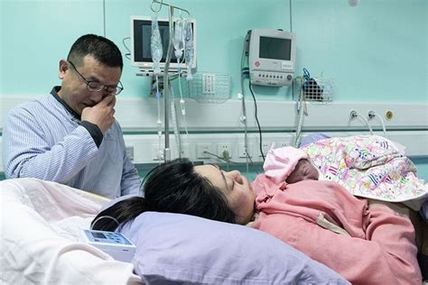 北京妇产医院首个“20后”宝宝诞生 父亲偷偷抹泪|分娩_新浪新闻