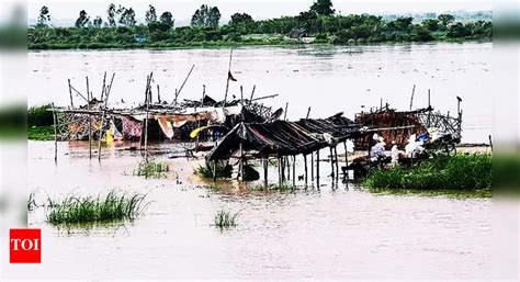 Ganga Level Rising: Ganga River Water Level Rising in Unnao Towards ...