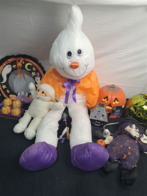 Assorted Halloween Decor - Sunrise Estate Services Ltd