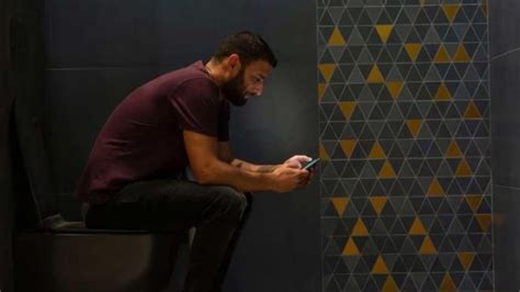Phone use in toilet: ടോയ്‌ലറ്റില്‍ ഫോണുമായി പോകുന്നവരാണോ? ശീലം ...