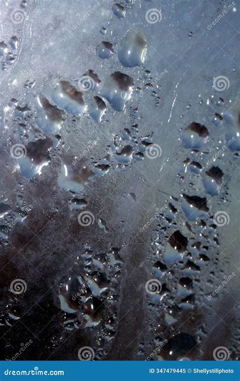 Deslicar Las Gotas De Lluvia Sobre El Vidrio En Un Resplandor Azul Para ...