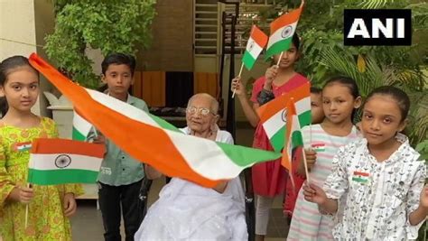 PM Modi's, mother Heeraben, hoisted ,the tricolor, with children, did ...