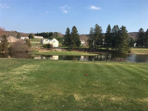 Island Par 3 at Minnechaug Golf Course (CT) : r/golf
