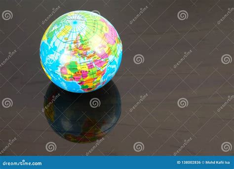 Globalization White Globe 的图像结果
