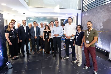 🇫🇮 The Prime Minister visits ICEYE’s facilities and satellite ...