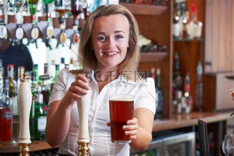 啤酒节女孩女服务员啤酒女人穿传统的巴伐利-包图企业站